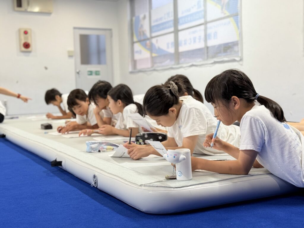 それぞれが自分の課題を書き出している子どもたち